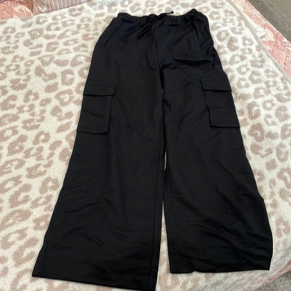 Women’s XS H&M wide leg cargo pants
